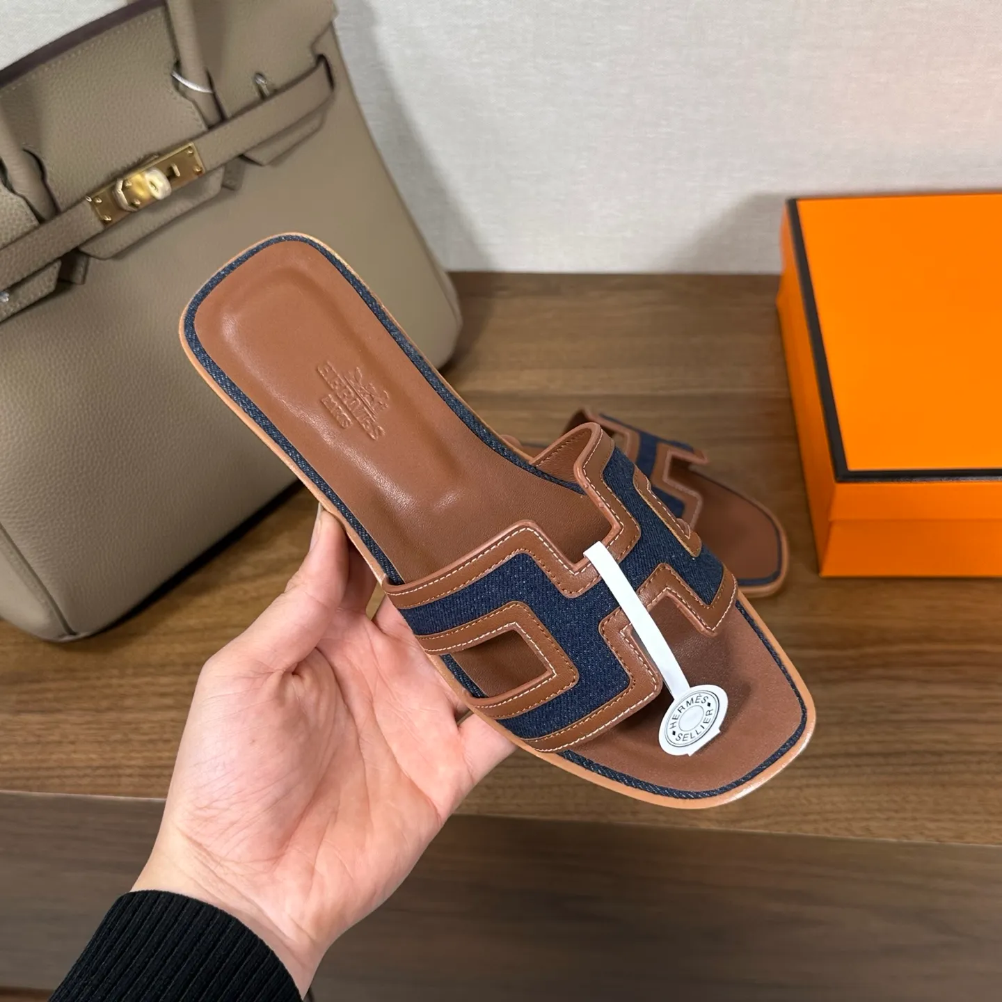 👟👟Ex-factory price 440👟👟 Hermes Hermes H slippers Oasis sandals series——————————Fashionable and versatile Super comfortable Every detail is made to the extreme Original swift calfskin Original 1:1 exclusive private mold upper/original leather outsole ▪️Packaging: Each pair of shoes comes with packaging ▪️SIZE: 35~42 (.40.41.42 customization is non-refundable and non-exchangeable)